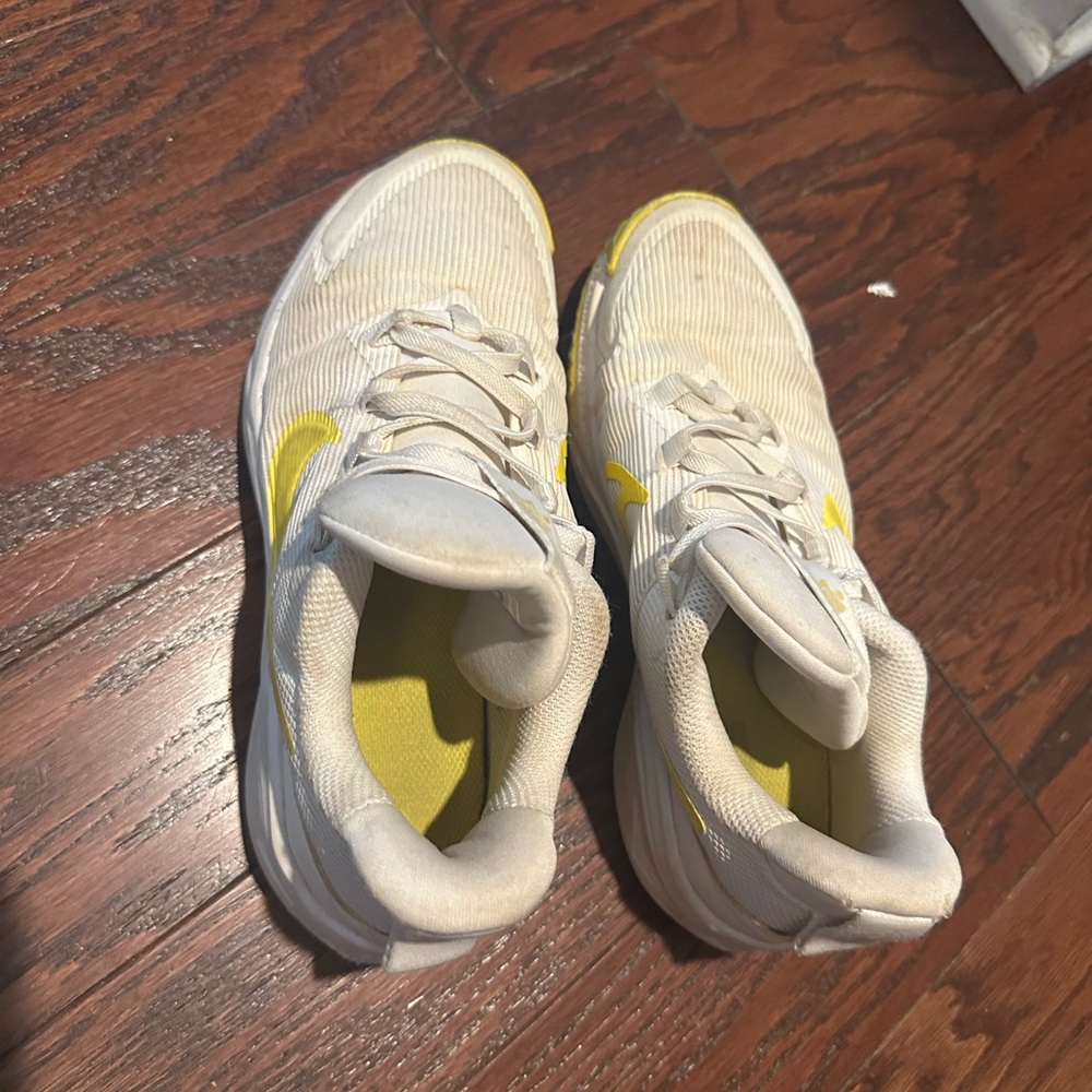 Nike Kids Sneakers in White and Yellow